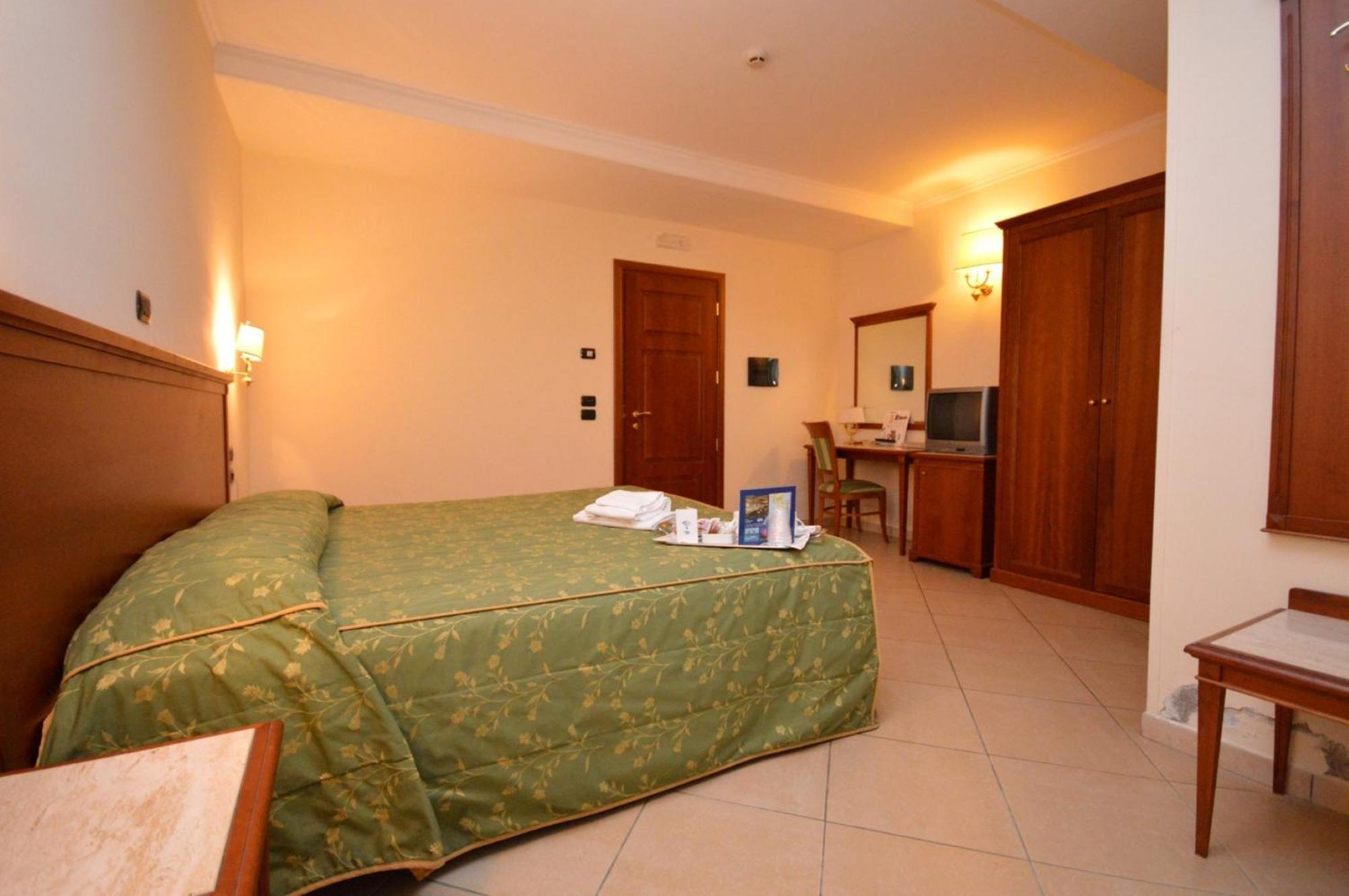 Hotel Residence Il Gabbiano Cirò Marina Oda fotoğraf